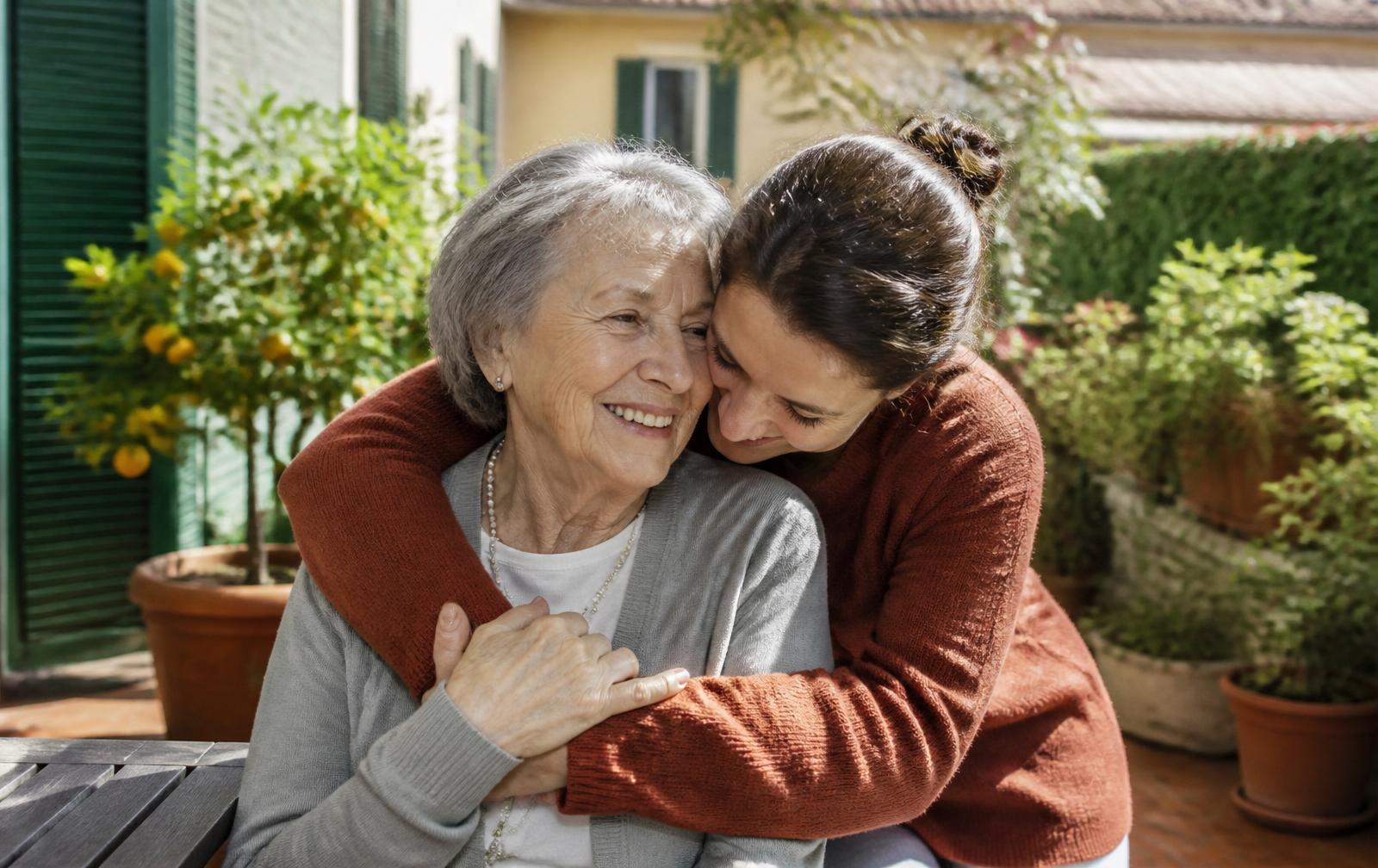 Fille adulte enlaçant tendrement sa mère âgée