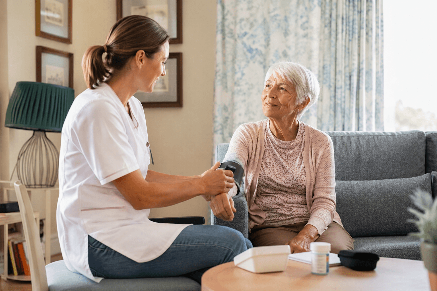 Infirmière Halovia prenant la tension d'une personne âgée à domicile